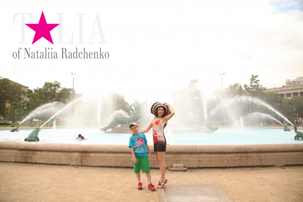 Мы и... ныряющий мальчик в фонтане в Филадельфии, Пенсильвания, США